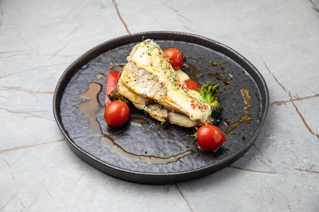 orata al forno con salsa di pomodori, peperoni e broccoli