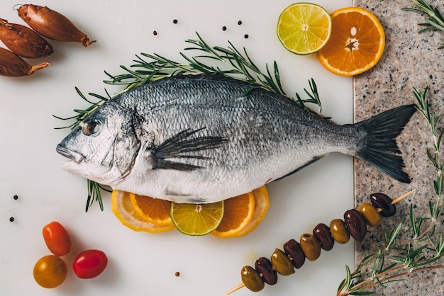 Orata di mare pesce in teglia con rosmarino limone arancia pomodoro peperoncino e lime