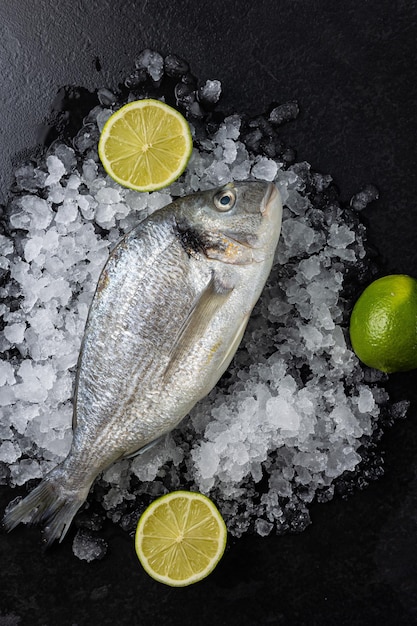 orata fredda in una pescheria