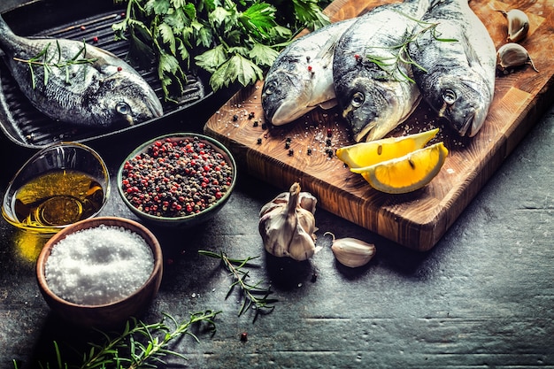 Orata mediterranea con spezie sale erbe aglio e limone. Frutti di mare sani. Concetto di frutti di mare sani.