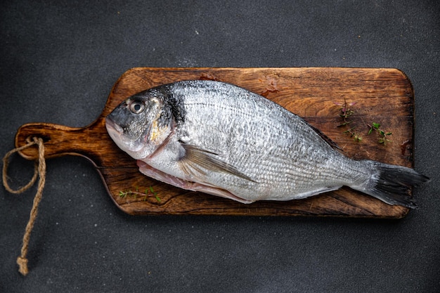 orata pesce fresco frutti di mare crudi pronti da cucinare pasto sano spuntino sullo spazio della copia del tavolo