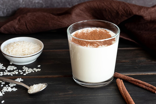 Orchata fatta in casa con cannella e ghiaccio