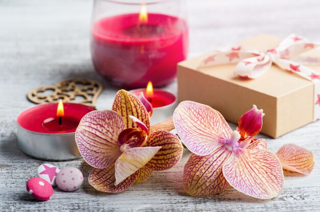 Orchidee, confezione regalo artigianale e candele accese