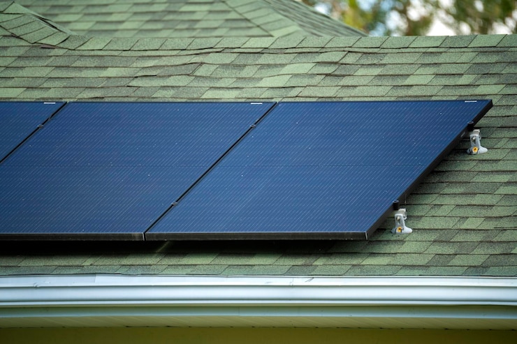 Foto ordinaria casa residenziale negli stati uniti con tetto ricoperto di pannelli solari fotovoltaici per la produzione di energia elettrica pulita ed ecologica in un'area rurale suburbana concetto di casa autonoma