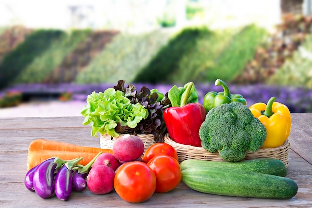 Ordine di consegna di verdure a casa in linea per la cottura sul fondo di legno della tavola