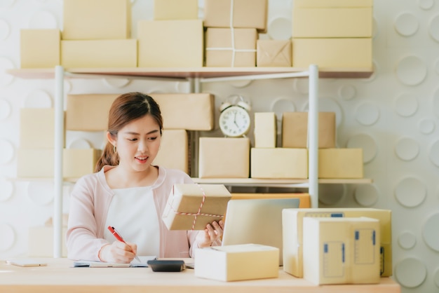 Ordine di preparazione femminile per la consegna