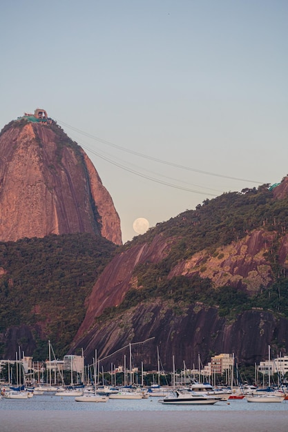 Ore del sorgere dietro il Pan di Zucchero a Rio de Janeiro in Brasile