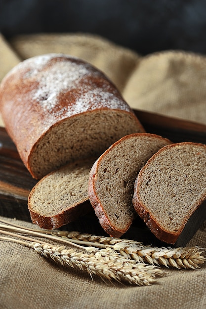 Orecchie di pane e grano su tela