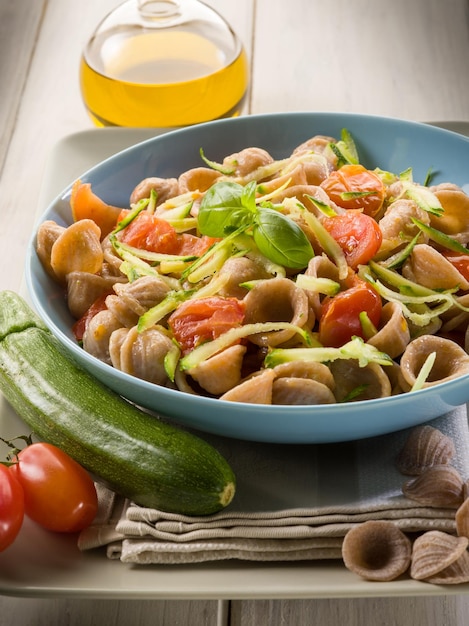 Orecchiette di grano con zucchine tagliate a julienne e pomodorini freschi