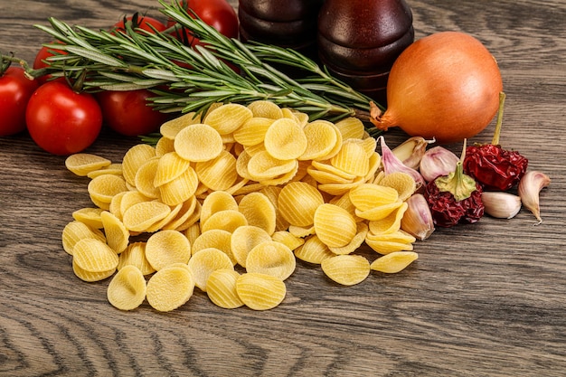 Orecchiette di pasta cruda italiana per la cottura