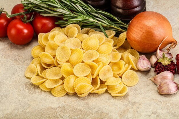 Orecchiette di pasta cruda italiana per la cottura