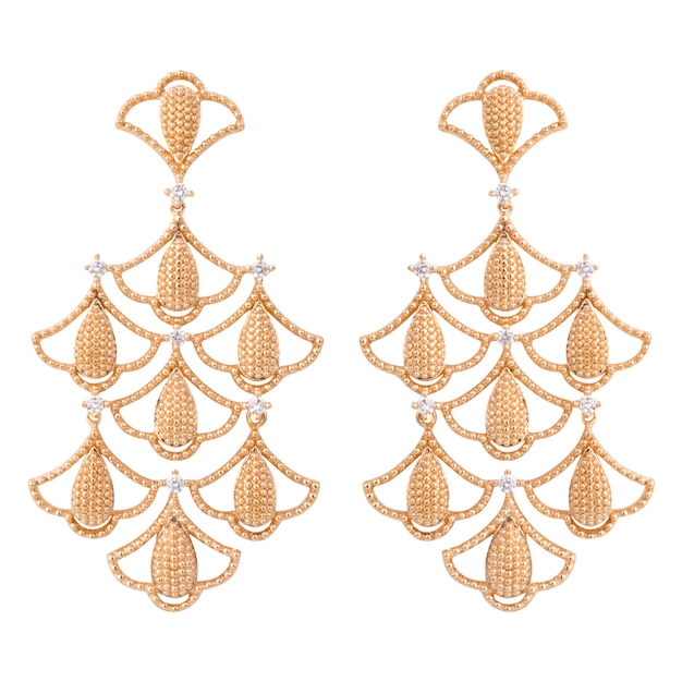 Orecchini d'oro con gemma isolata su superficie bianca