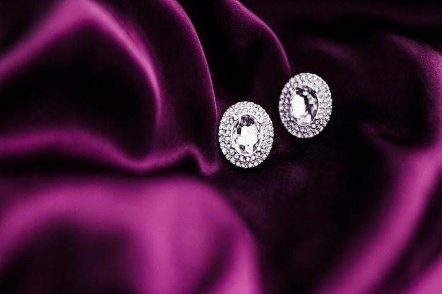 Orecchini di diamanti di lusso su gioielli glamour per le vacanze in tessuto di seta rosa scuro presenti