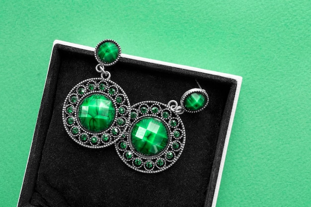 Orecchini in malachite in una scatola