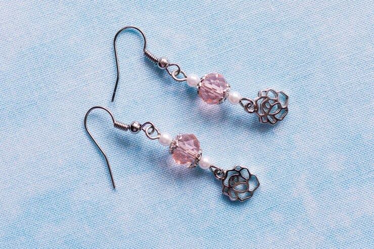 Orecchini lunghi con ciondoli rosa e perline rosa trasparenti