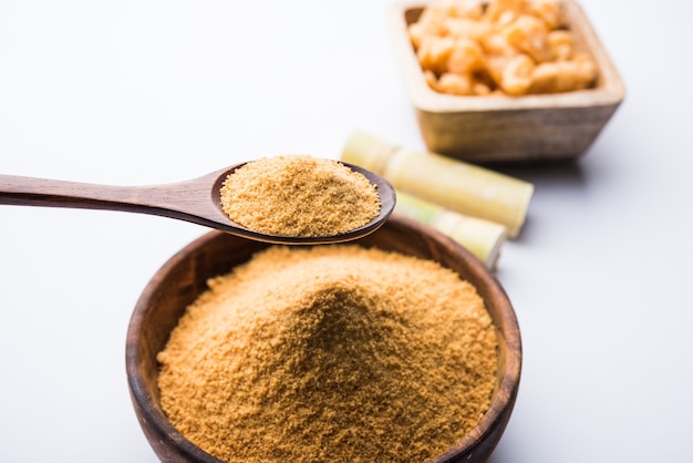 Organic Gur o Jaggery Powder è zucchero non raffinato ottenuto dal succo concentrato di canna da zucchero