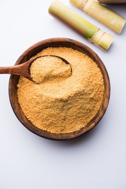Organic Gur o Jaggery Powder è zucchero non raffinato ottenuto dal succo concentrato di canna da zucchero