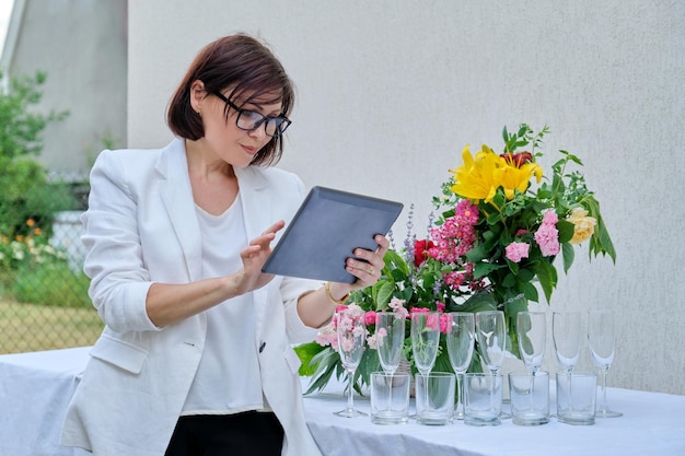 Organizzatore donna professionale organizzazione feste cerimonie con tavoletta digitale