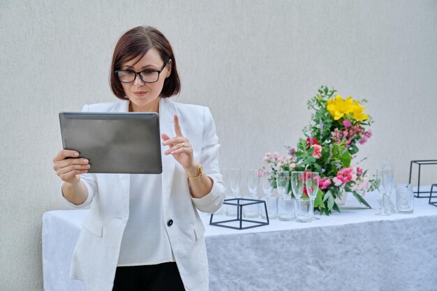 Organizzatore donna professionale organizzazione feste cerimonie con tavoletta digitale