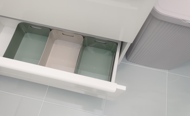 Organizzatori di cassetti bianchi e menta Organizzazione dello spazio nel cassetto del bagno e mockup di organizer organizzatori isolati su sfondo bianco in bagno