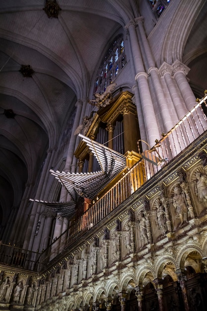 Organo all'interno della cattedrale di toledo, vetrate, cappella, città imperiale. Spagna