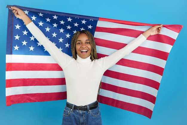 Orgogliosa donna africana che alza una bandiera nordamericana