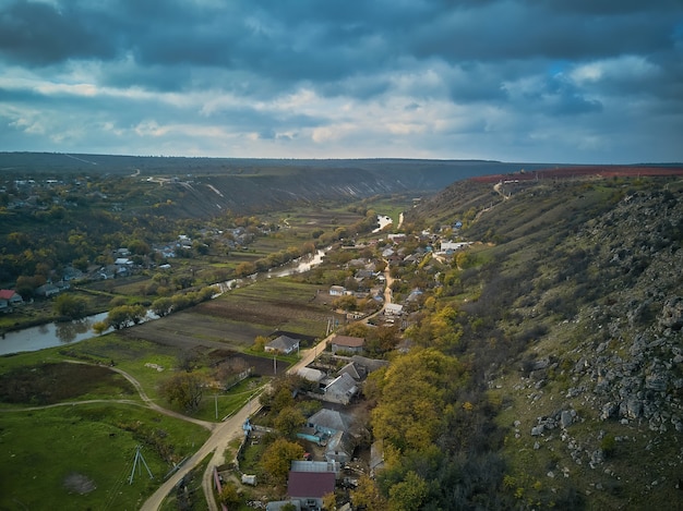Orheiul Vechi colline e paesaggi fluviali in Moldova. Valle del fiume Raut nei villaggi Butuceni e Trebujeni dalla Moldova. Famoso luogo turistico. Chiesa in cima alla collina