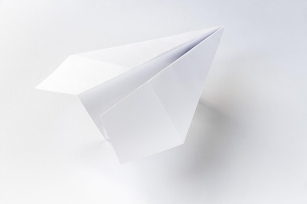Origami di aeroplano di carta isolato su sfondo bianco