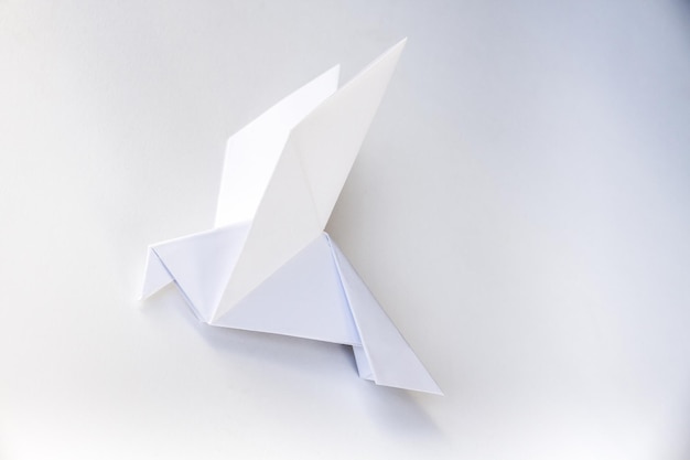 Origami di colomba di carta isolati su sfondo bianco