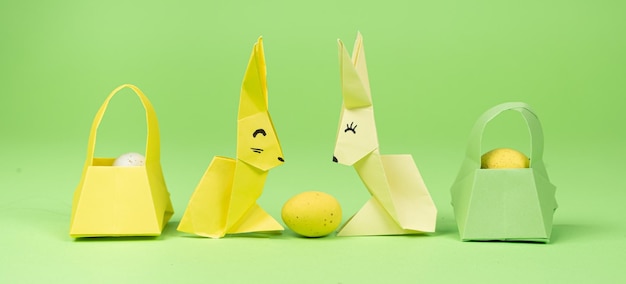 Origami di Pasqua due coniglietti di carta e un uovo