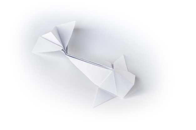 Origami di pesce di carta isolato su sfondo bianco