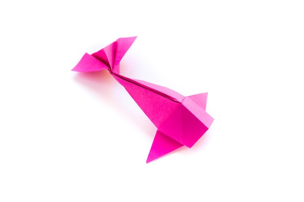 Origami di pesce di carta rosa isolato su sfondo bianco