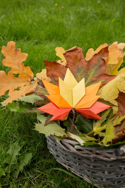 Origami fatti a mano del mestiere di carta tradizionale del fondo di concetto di autunno