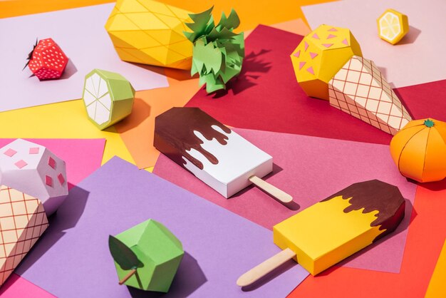 Origami gelato e frutti di cartone fatti a mano su carta multicolore