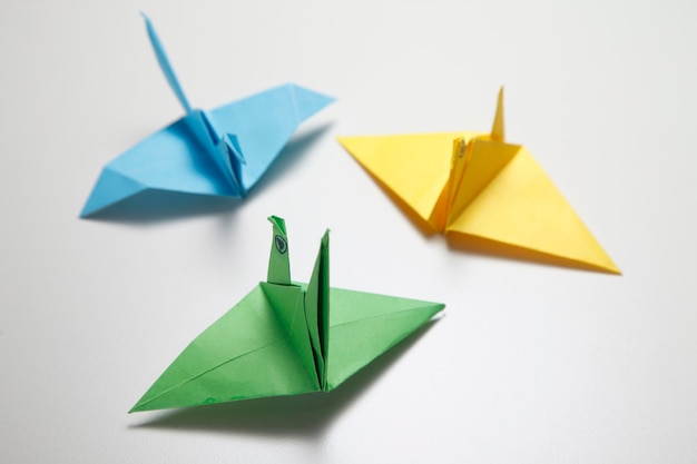 Origami uccello gru contro uno sfondo bianco