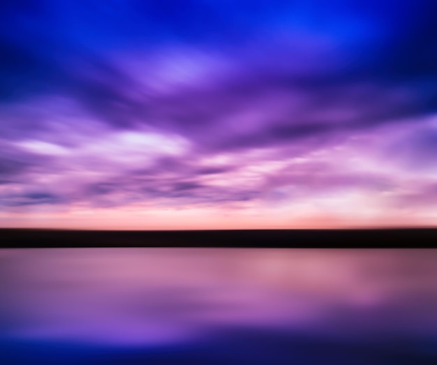 Orizzontale vivido rosa viola tramonto sul fiume con riflesso orizzonte paesaggio cloudscape sfondo astrazione otturatore lento