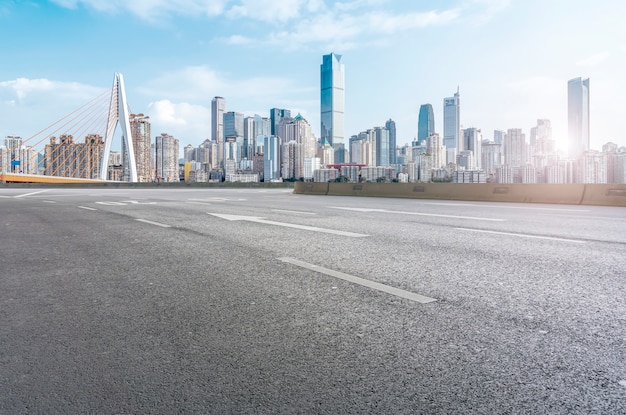 Orizzonte architettonico urbano del paesaggio di Chongqing e della terra della strada