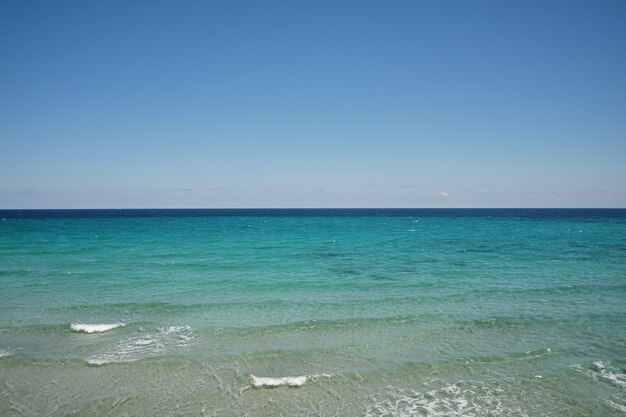 Orizzonte blu del cielo blu del mare