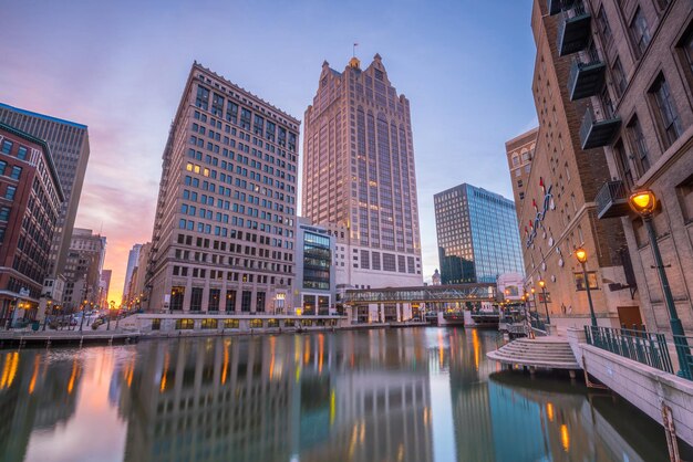 Orizzonte del centro con edifici a Milwaukee USA