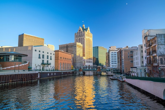 Orizzonte del centro con edifici lungo il fiume Milwaukee nel Wisconsin