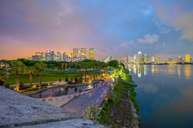 Orizzonte del centro della città al paesaggio urbano della baia del porticciolo di Singapore