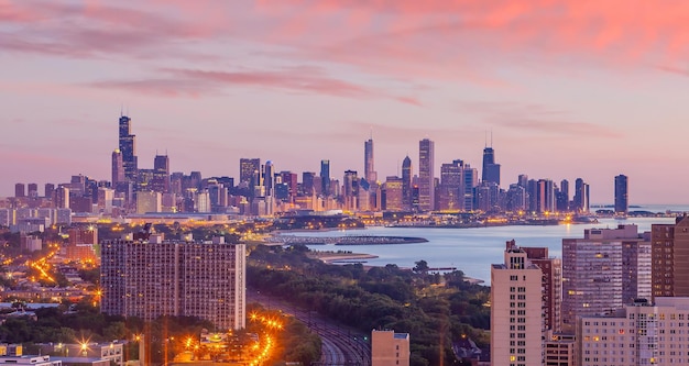 Orizzonte del centro di Chicago al tramonto Illinois negli USA