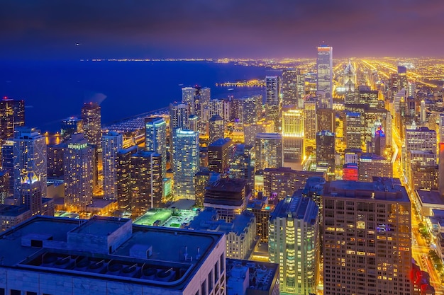 Orizzonte del centro di Chicago al tramonto Illinois negli USA