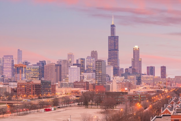 Orizzonte del centro di Chicago al tramonto Illinois, USA