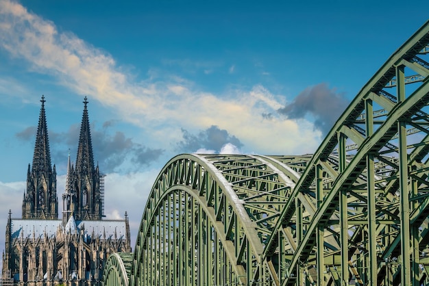 Orizzonte del centro di Colonia con la cattedrale di Colonia e il paesaggio urbano del ponte Hohenzollern della Germania in Europa