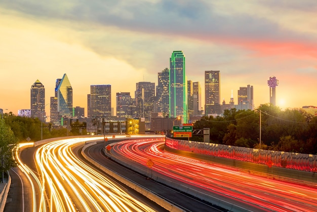 Orizzonte del centro di Dallas al crepuscolo, Texas USA