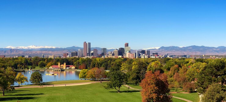 Orizzonte del centro di Denver con le montagne rocciose