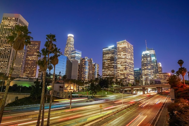 Orizzonte del centro di Los Angeles durante l'ora di punta