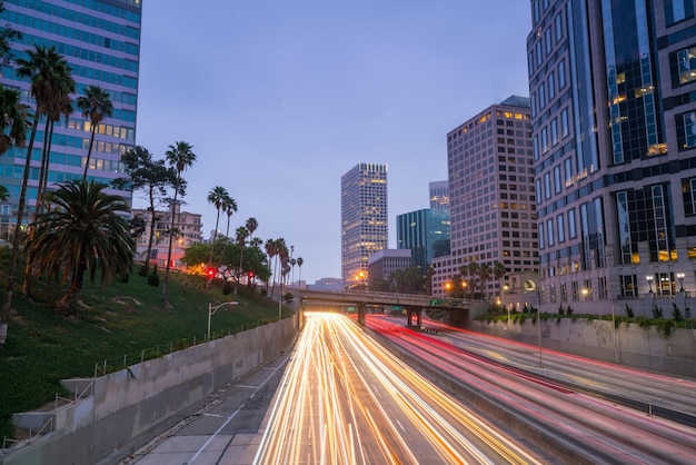 Orizzonte del centro di Los Angeles durante l'ora di punta