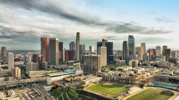 Orizzonte del centro di Los Angeles. Tema California con sfondo LA, paesaggio panoramico. Città di Los Angeles, vista aerea dall'alto del centro cittadino con drone.